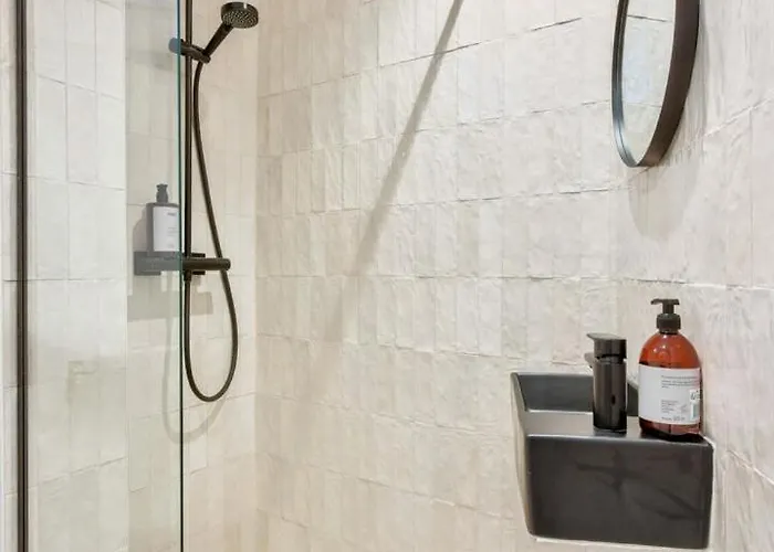 A Pied : Folies Bergere Et Grands Boulevards