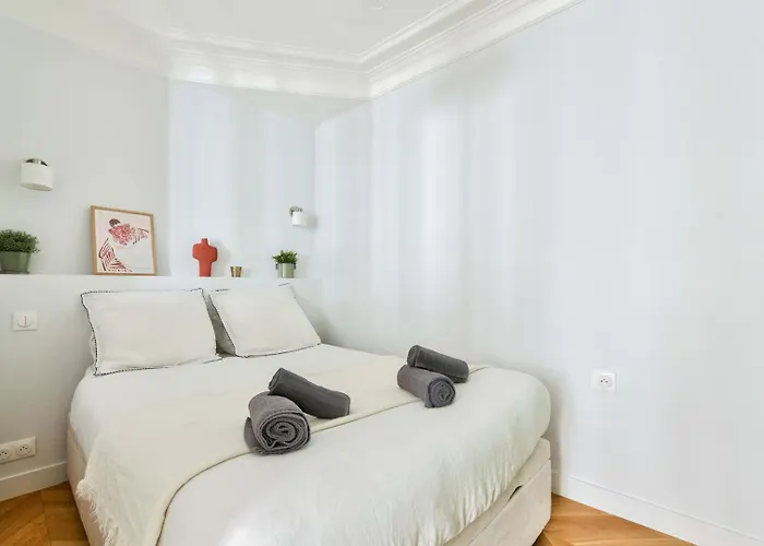 A Pied : Folies Bergere Et Grands Boulevards