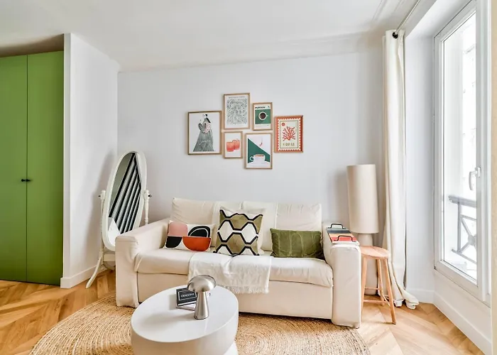 A Pied : Folies Bergere Et Grands Boulevards