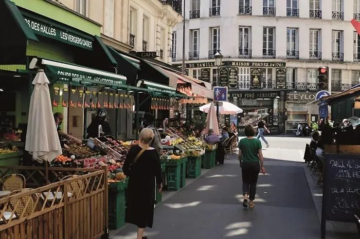 A Pied : Folies Bergere Et Grands Boulevards *
