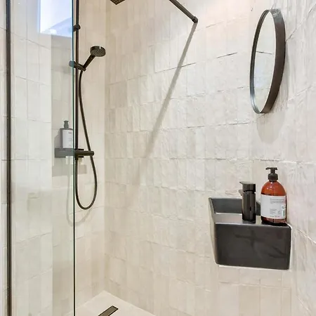 A Pied : Folies Bergere Et Grands Boulevards